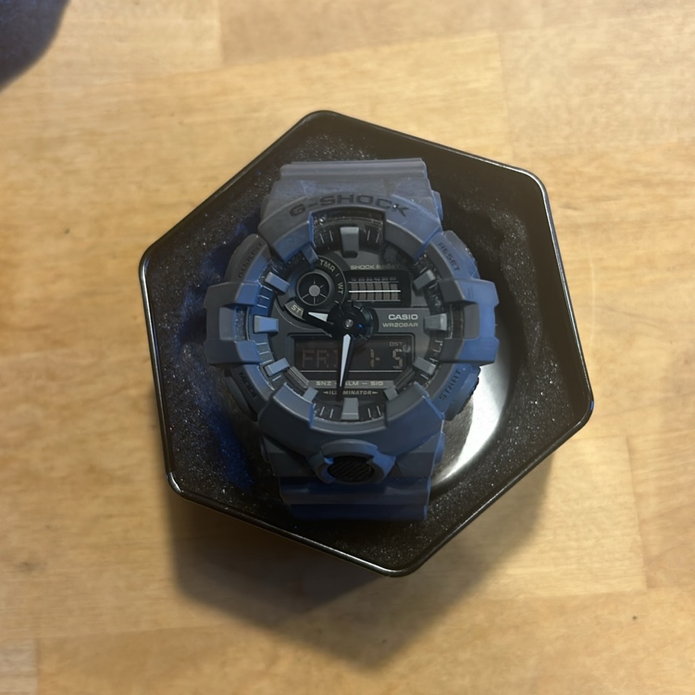G shock worn twice - working battery and includes original case - Picture 3 of 3